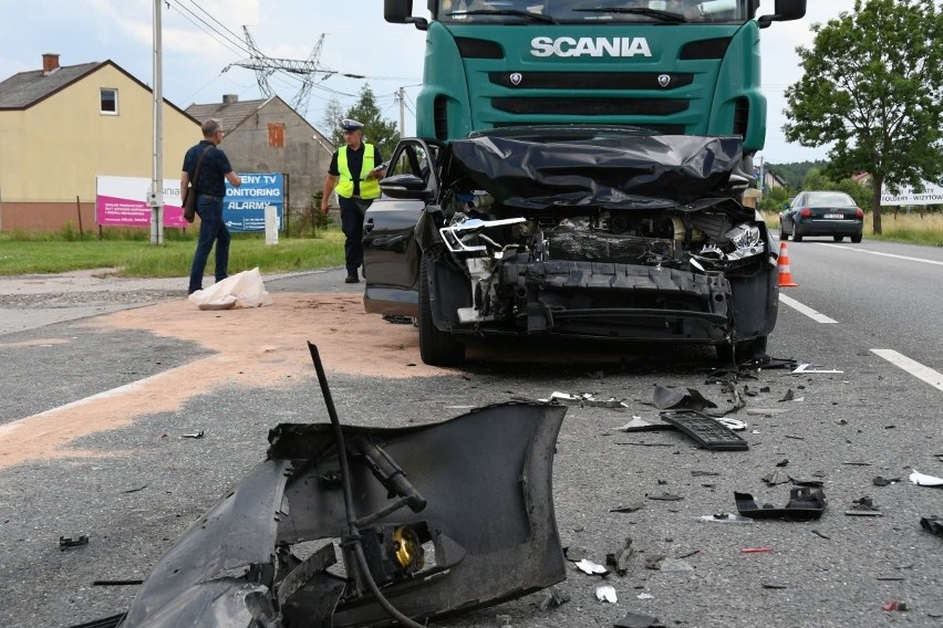 Wypadek na "74" w Kostomłotach koło Kielc. Zderzyły się cztery samochody! Dwie osoby ranne [WIDEO, ZDJĘCIA]