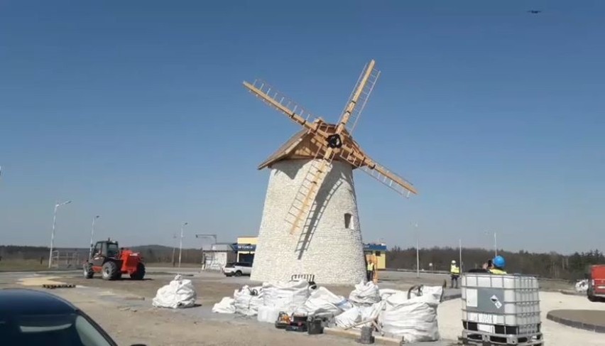 Słynny zabytkowy wiatrak w Krasocinie znowu się kręci. Skrzydła już zamontowane (WIDEO)