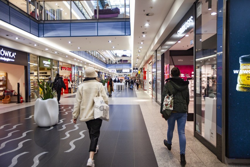 Kraków. Zakupowicze ochoczo odwiedzają centra handlowe. Tak wyglądało sobotnie popołudnie w krakowskich galeriach handlowych [ZDJĘCIA]