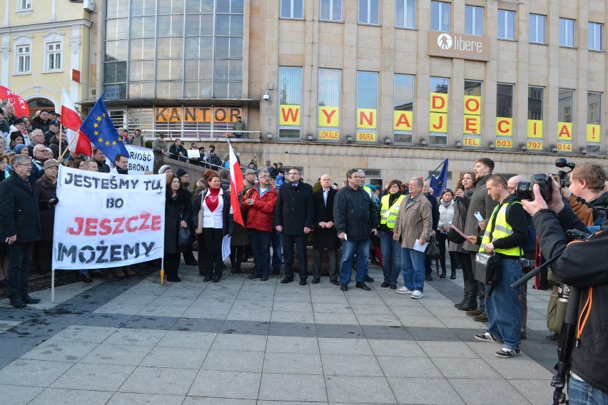 Manifestacja Komitetu Obrony Demokracji w Bielsku-Białej [ZDJĘCIA, WIDEO]