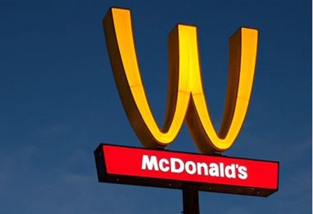 McDonald's w 2018 roku w swoich materiałach promocyjnych i multimedialnych w internecie odwróciła logotyp do góry nogami. Koncern zrobił to w Dniu Kobiet. Dlaczego? Zobacz wyjaśnienie >>>Flash Info odcinek 4 - najważniejsze informacje z Kujaw i Pomorza.