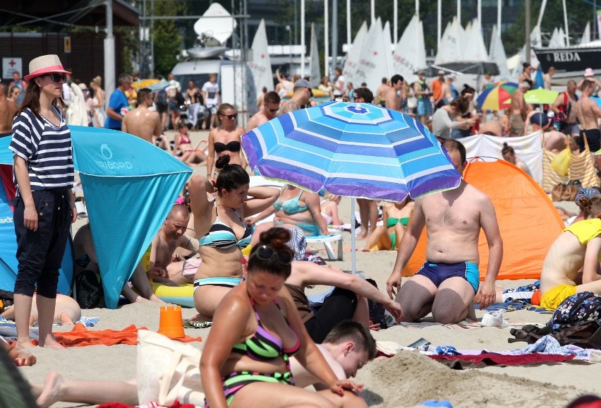 Gdynia. Plaża pełna turystów [ZDJĘCIA]