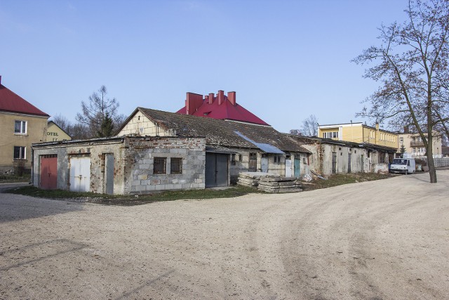 Rudera, która znajduje się w sąsiedztwie niedawno wybudowanego budynku ośrodka zdrowia w Gackach, zostanie wiosną przyszłego roku wyburzona. W jej miejscu staną nowe, blaszane garaże.