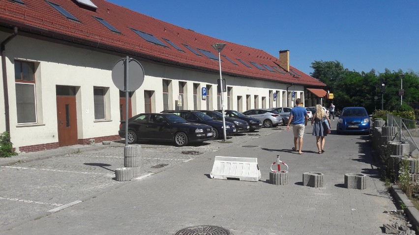 Zaparkować można tylko na wydzielonych miejscach na parkingu...