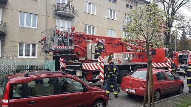 Około godz. 13.00 zapaliła się sadza w kominie domu jednorodzinnego przy ul. Mickiewicza we Włocławku. Ogień zduszono w zarodku. Nikomu nic się nie stało.- Może wyglądało groźnie, ale to nie było nic poważnego. Na wszelki wypadek wysłaliśmy na miejsce trzy zastępy - powiedział naszemu reporterowi rzecznik Komendy Miejskiej Państwowej Straży Pożarnej we Włocławku Mariusz Bladoszewski.Okazało się, że źródło ognia znajduje się w kominie. Zapaliły się sadze. Ogień jednak  ugaszono błyskawicznie. Strażacy użyli podnośnika.(szu)*****Pożar na ul. Mickiewicza we Włocławku