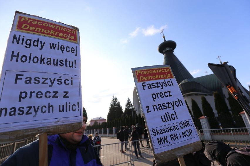 Hajnówka. Marsz Pamięci Żołnierzy Wyklętych 2018. Protestowali przeciwko marszowi. 6 osób zatrzymanych (zdjęcia, wideo)