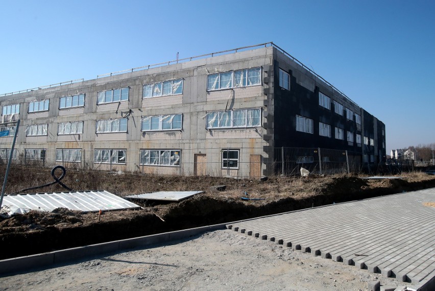 Szkoła na Warszewie w Szczecinie. Uczniowie jeszcze poczekają na nowy budynek... 