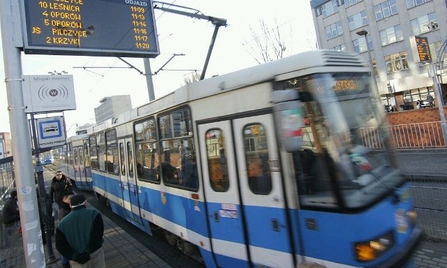 Podane czasy przyjazdu są tylko orientacyjne. I tak wyglądająca optymistycznie minuta do przyjazdu danego tramwaju, nagle zmienia się w 10 minut. A pasażer cały czas widzi wyświetloną na tablicy jedną minutę. - To chyba taka minuta po wrocławsku - drwi nasz Czytelnik.