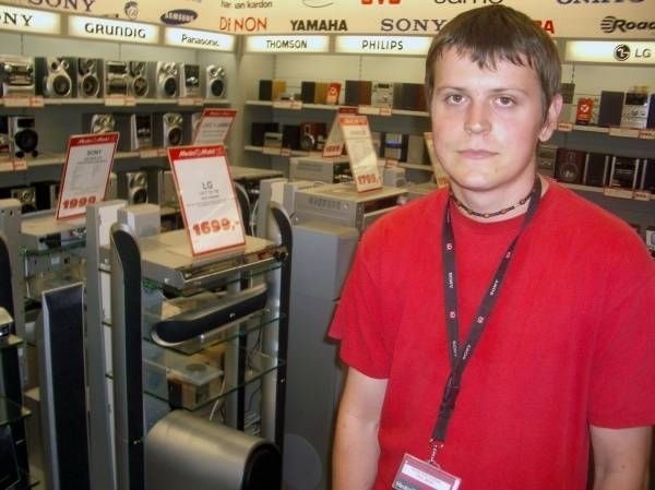 - Dobrej klasy zestaw kina domowego można kupić już za 1,5 tys. zł - mówi Piotr Wilczyński, sprzedawca w Media Markt.