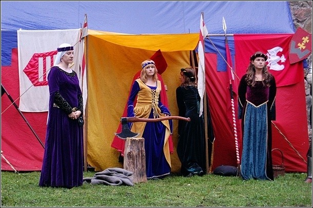 Pokaz tańca i mody średniowiecznej oraz turniej rycerski pod zamkiem Joannitów