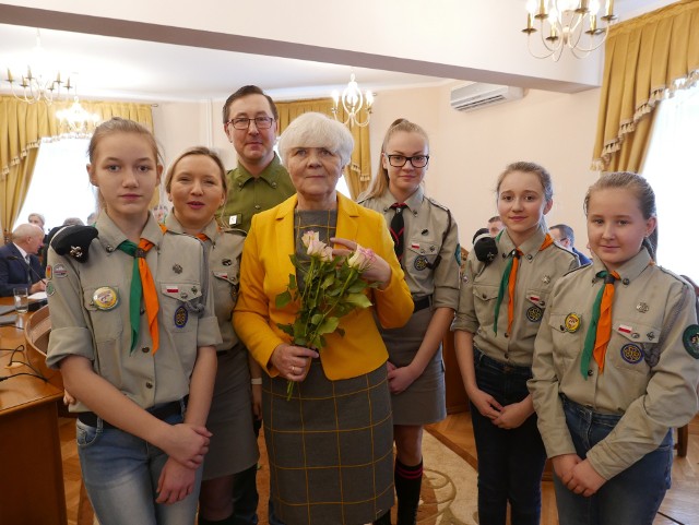 Alicja Przybyłowicz otrzymała tytuł zasłużonej dla gminy Barcin. Na sali byli harcerze, którzy odśpiewali jej radosne "brawo, brawissimo". Potem przyszedł czas na życzenia, gratulacje i uściski. - Moje serce bardzo się raduje, kiedy widzę wielu instruktorów, harcerzy, wędrowników. Wy wiecie gdzie być i o jakim czasie. Wasza obecność świadczy o naszej wzajemnej życzliwości, sympatii i szacunku. Bo praca z dziećmi, harcerska służba, piosenka to moje całe życie. Nie byłoby tego wspaniałego tytułu gdyby nie zawsze wyrozumiała i zawsze wspierająca mnie rodzina oraz duża grupa osób, którą spotkałam na swojej drodze. Zapewniam państwa, że ten tytuł zobowiązuje mnie do dalszych aktywnych działań na rzecz naszej ukochanej małej ojczyzny. Postaram się nikogo nie zawieść - powiedziała Alicja Przybyłowicz. Alicja Przybyłowicz znana jest w powiecie żnińskim przede wszystkim ze swojej działalności harcerskiej. Była także radną powiatową, a obecnie zasiada w Radzie Seniorów w Barcinie.  Fragment uroczystości z udziałem najmłodszych zuchów: 