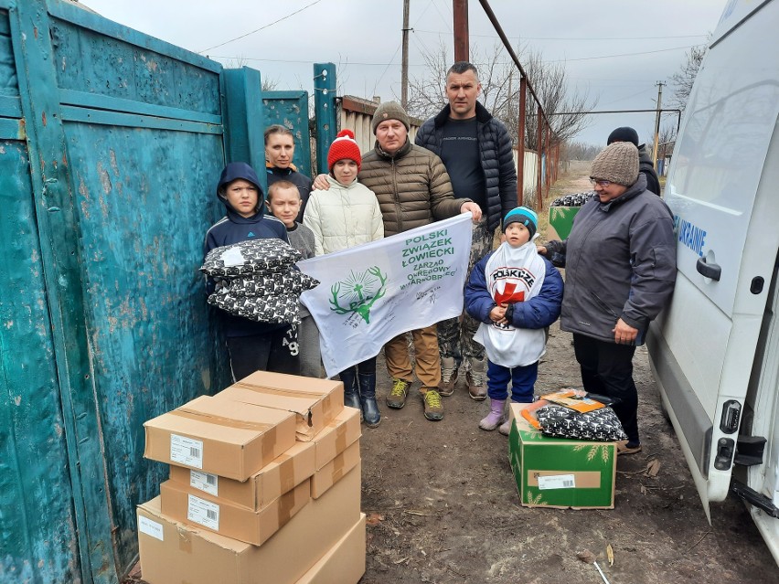 Myśliwi z Okręgu Tarnobrzeg PZŁ znów zawieźli dary na Ukrainę, w rejon walk. Tam ludzie żyją w piwnicach! Zobaczie zdjęcia!