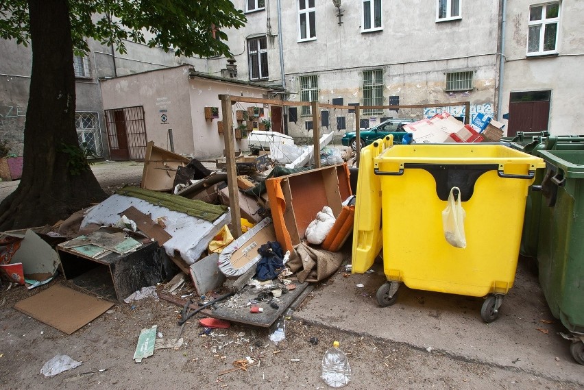 Po roku funkcjonowania "ustawy śmieciowej" powszechna jest...