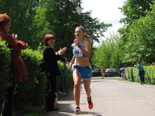 Zwyciężczynię kategorii kobiet Półmaratonu Hajnowskiego Olgę Łyjak powitały na mecie oklaski kibiców i kibicek.