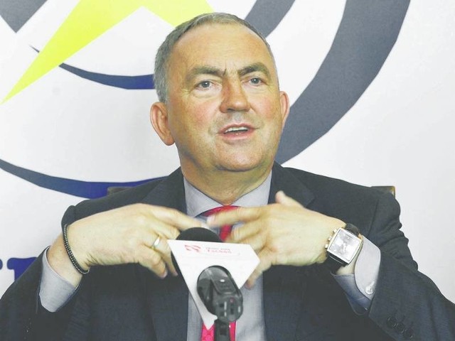 Mirosław Przedpełski. Ma 60 lat. Biznesmen, były siatkarz, od 2004 roku prezes Polskiego Związki Piłki Siatkowej. W 2006 roku został wybrany do zarządu federacji światowej FIVB