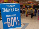 Rybnik. Likwidacja sklepu Tesco. Puste półki, a na wyprzedaży można kupić nawet sklepowe regały 