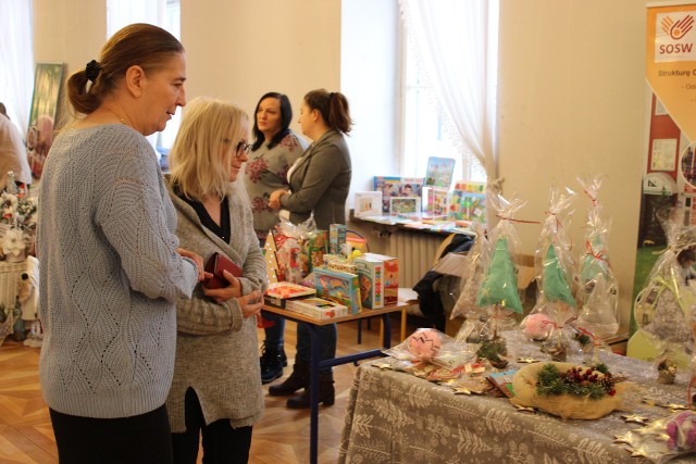Urząd Miejski gości uczestników radomskich Warsztatów Terapii Zajęciowej, którzy przygotowali kiermasz świąteczny.