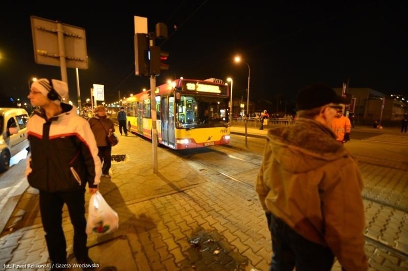 Wrocław: Pod tramwajem 33 Plus pękła szyna. Kursowały autobusy zastępcze (ZDJĘCIA)
