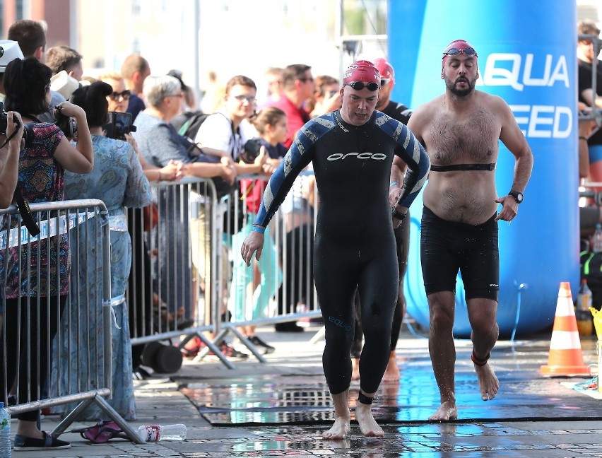 Upał przeszkadza uczestnikom Triathlonu Szczecin, który...