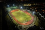 Odnowiony stadion w Czeladzi nocą wygląda zjawiskowo! W kwietniu bieg inauguracyjny na otwarcie. Czas na zapisy 