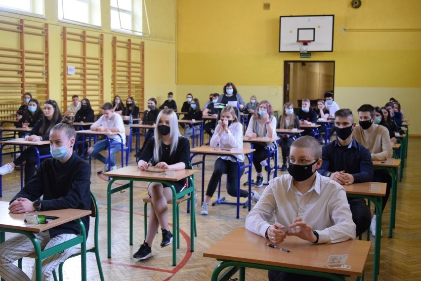 Próbna matura 2021. Tak egzamin z języka polskiego pisali uczniowie VII Liceum Ogólnokształcącego w Kielcach. Zobacz zdjęcia