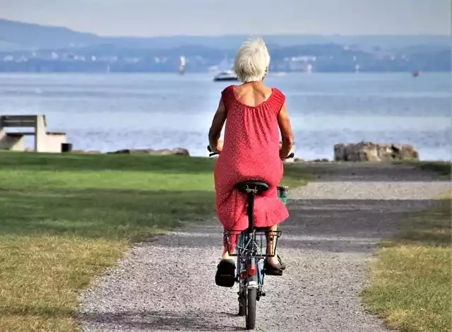 Wskaźnik waloryzacji rent i emerytur, który będzie znacznie wyższy niż przewidywano. Zgodnie z wrześniowymi założeniami rządu wskaźnik ten miał plasować się na poziomie 4,89%. Inflacja plasuje się jednak na poziomie blisko 8 proc. a to oznacza, że wpłynie również na wysokość wskaźnika waloryzacji rent i emerytur.Szczegóły i najnowsze wyliczenia na kolejnych slajdach naszej galerii.