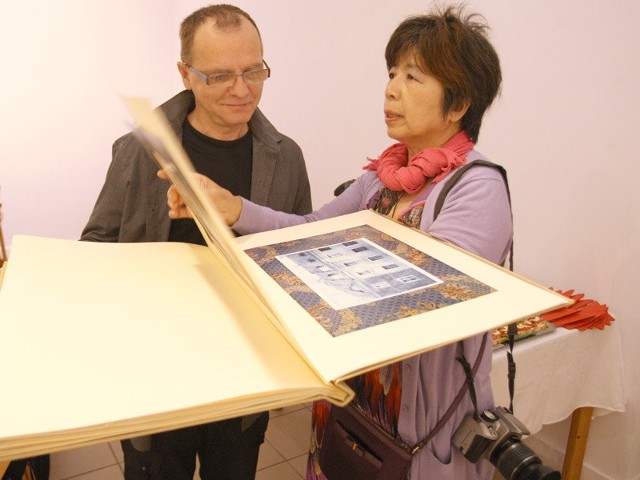 Japońska artystka Akemi Shuno pomagała w eksponowaniu prac. 