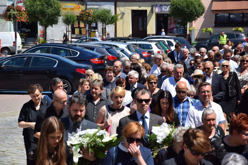 Pogrzeb Piotra Sollocha, byłego burmistrza Krapkowic. Żegnały go tłumy mieszkańców 