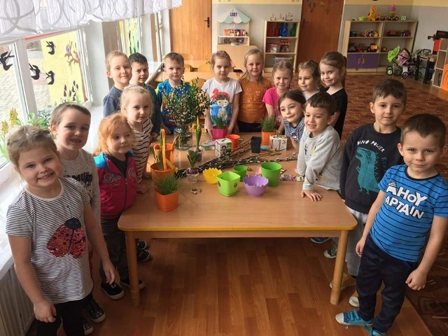 Pierwszy dzień wiosny w przedszkolu w Sędziszowie. Dzieci z grupy Misie założyły wiosenną hodowlę roślin.