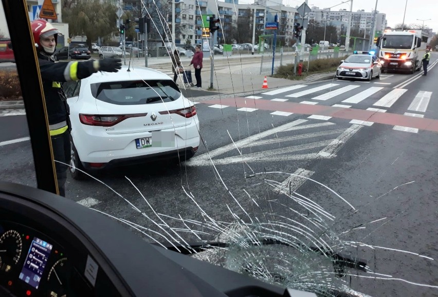 Kobieta sugerowała się zieloną strzałką warunkową do skrętu...