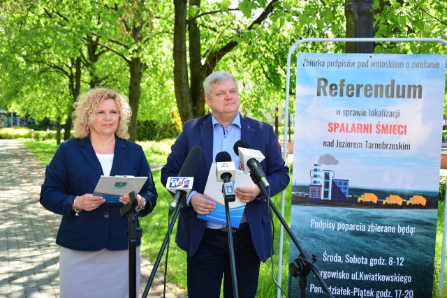 Od 12 maja komitet referendalny zbiera podpisy mieszkańców Tarnobrzega za przeprowadzeniem referendum w sprawie lokalizacji spalarni śmieci nad Jeziorem Tarnobrzeskim. Na zdjęciu Grażyna Potańska i Norbert Mastalerz z Platformy Obywatelskiej.