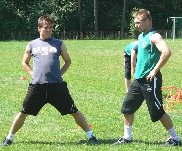 Piłkarze Stali Stalowa Wola (z lewej Łukasz Stręciwilk, obok Krzysztof Trela) wznawiają we wtorek treningi po urlopach.