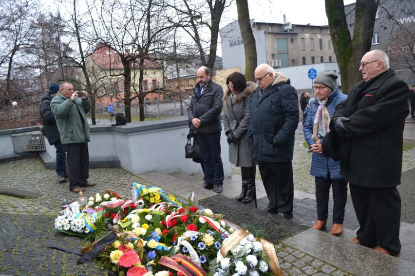 Pod pomnikiem w gliwickim parku spotkały się rodziny,...