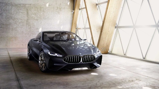BMW Serii 8 Concept Zdecydowano się na 21-calowe obręcze kół. Opracowano lakier nazwany Barcelona Grey Liquid z dużą ilością opalizujących pigmentów. Do wykończenia kabiny użyta została m.in. skóra, zamsz oraz włókno węglowe.Fot. BMW
