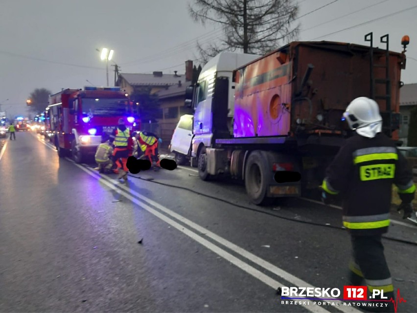 Po zderzeniu dwóch busów i samochodu ciężarowego dwie osoby...