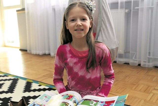 Oleńka uwielbia czytać książki, bawić się i spędzać czas z rówieśnikami. Lubi się też uczyć. Dziewczynka bardzo by chciała wrócić do szkoły i zacząć normalne życie.