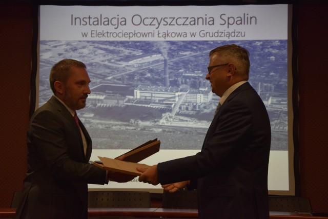 Umowę podpisali: Artur Brzdękiewicz, wiceprezes SBB Energy oraz Mirosław Radecki, prezes OPEC-Ineko