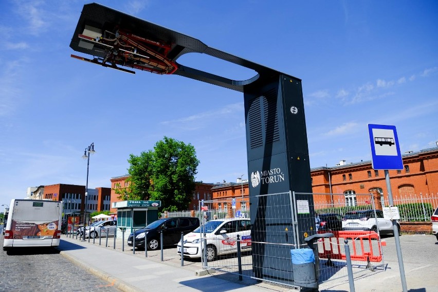 Ładowarka pantografowa dla autobusów elektrycznych przy Pl....