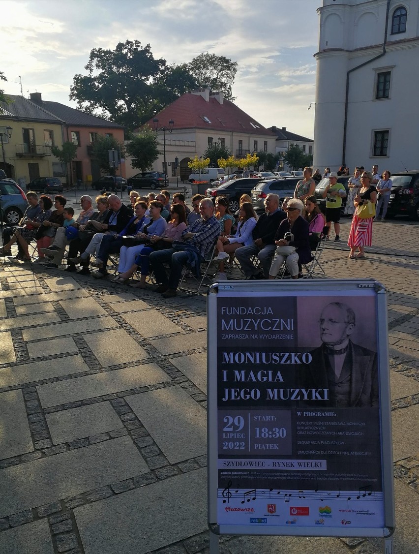 W rynku w Szydłowcu odbył się koncert zatytułowany "Moniuszko i magia jego muzyki". Zobaczcie zdjęcia