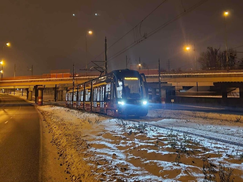 Moderus Gamma podczas nocnej jazdy testowej na ul....