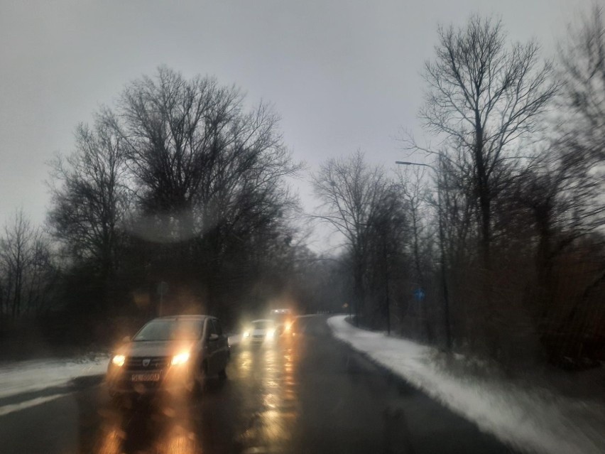 Warunki na drogach w wielu miejscach były trudne. Zima...