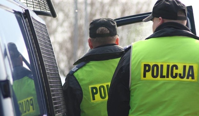 Kryminalni zatrzymali poszukiwanego na terenie gminy Dobre. 