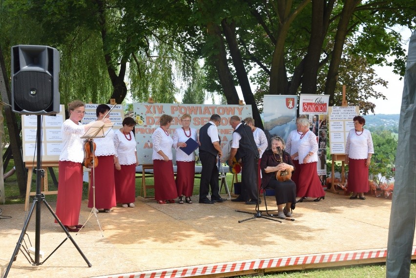 Powiatowy Dzień Seniora w Więckowicach z wiciem wianków i meczem samorządowcy kontra salezjanie [ZDJĘCIA]