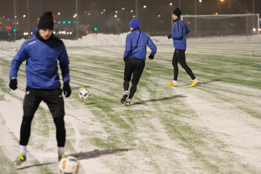 Piłkarze Motoru Lublin w zimowej scenerii rozpoczęli przygotowania do rundy rewanżowej trzeciej ligi (ZDJĘCIA)