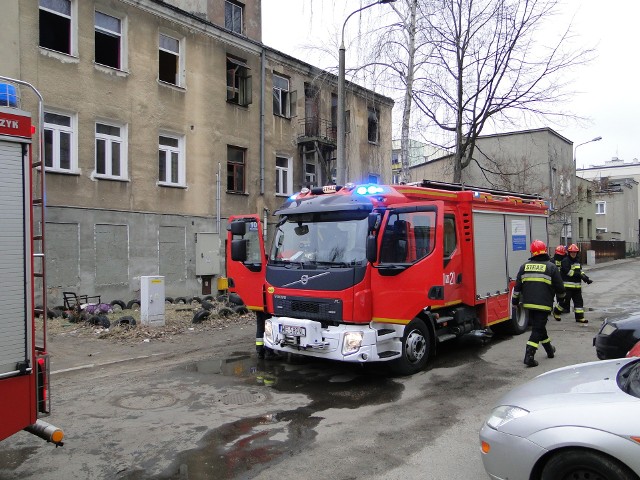 W czwartek po południu ktoś zaprószył ogień w opuszczonej kamienicy przy ulicy Zacisze, to już kolejny pożar w tym domu.