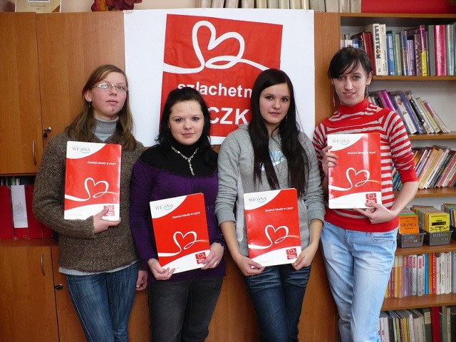Uczennice wolontariuszki akcji "Szlachetna paczka"