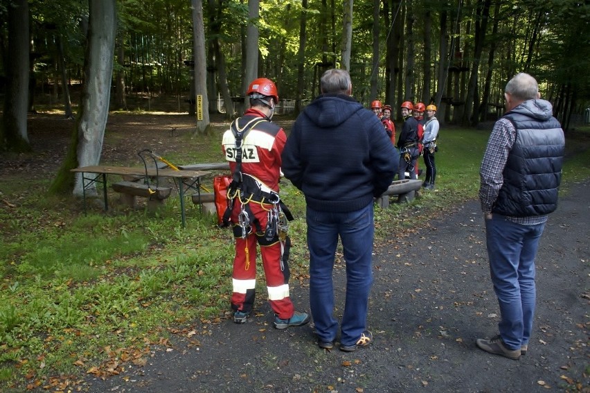 Strażacy na linach. Ćwiczenia w "Leśnym Kocie" w Słupsku