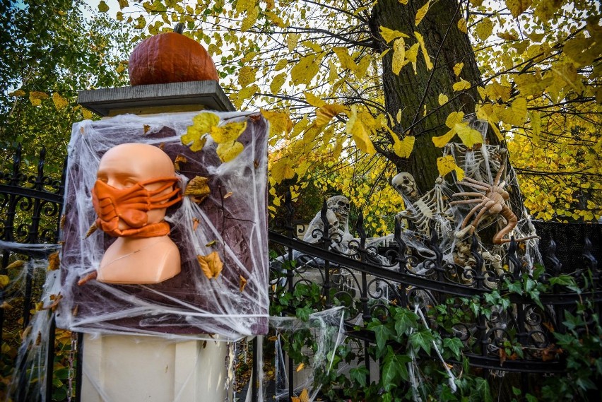 Halloweenowe dekoracje przy willi na ul. Jaśkowa Dolina w...