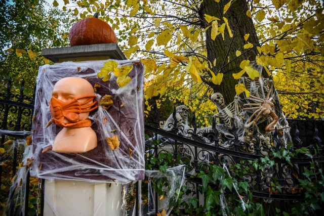 Halloweenowe dekoracje przy willi na ul. Jaśkowa Dolina w Gdańsku Wrzeszczu