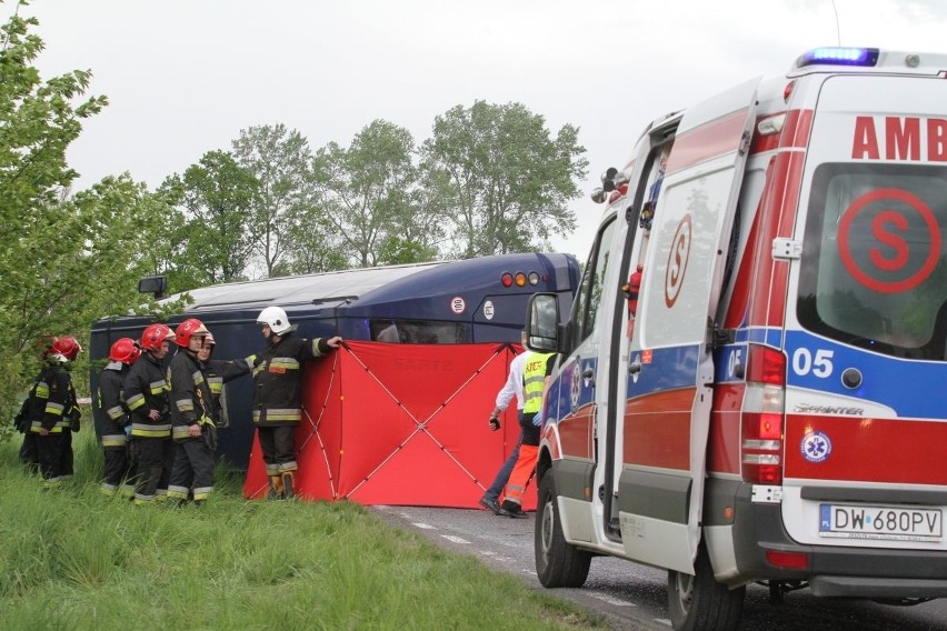 Wypadek autobusu z pracownikami Whirlpoola. Jedna osoba nie żyje, 15 rannych [FILMY, ZDJĘCIA]